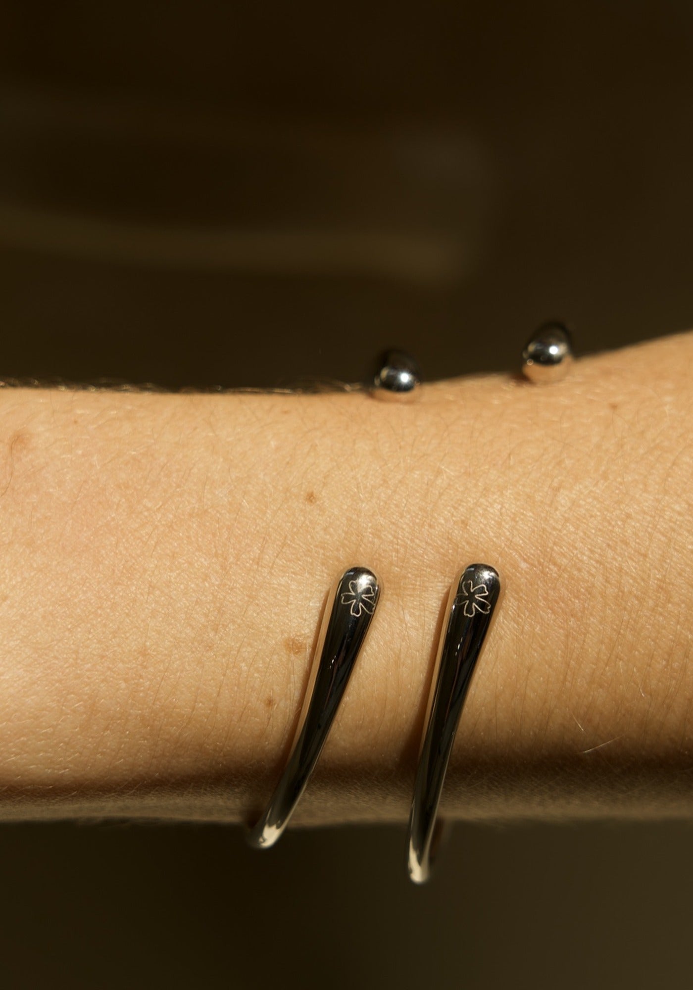 Minimal Bracelet in silver, close up of the soft flower mark